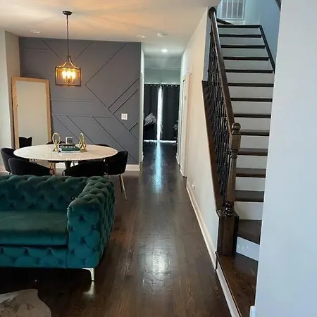 Spacious 3 Bedrooms 5 Mins From Lakeshore Drive Chicago