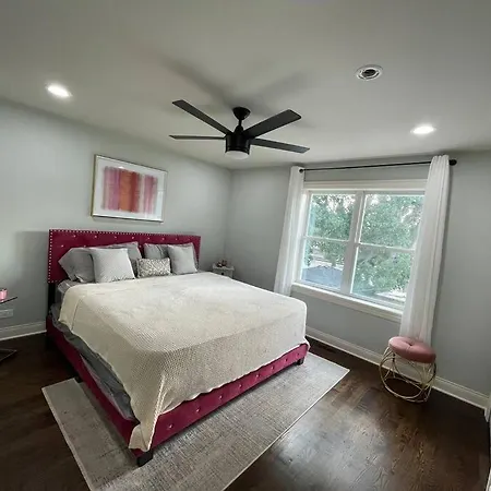 Spacious 3 Bedrooms 5 Mins From Lakeshore Drive *