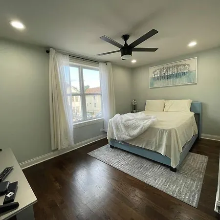Spacious 3 Bedrooms 5 Mins From Lakeshore Drive Holiday home Chicago
