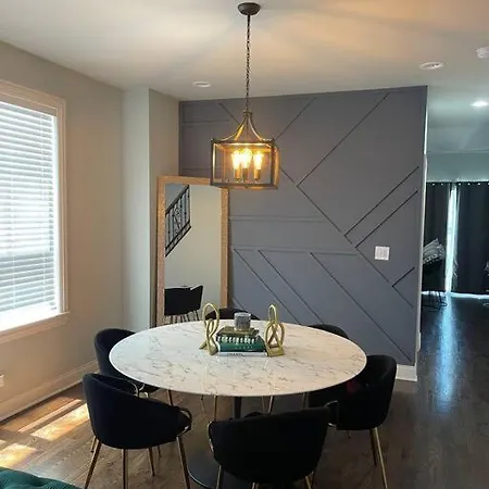 Spacious 3 Bedrooms 5 Mins From Lakeshore Drive