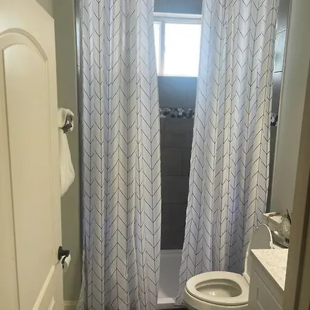 Spacious 3 Bedrooms 5 Mins From Lakeshore Drive