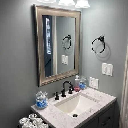 Spacious 3 Bedrooms 5 Mins From Lakeshore Drive *