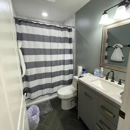 Holiday home Spacious 3 Bedrooms 5 Mins From Lakeshore Drive