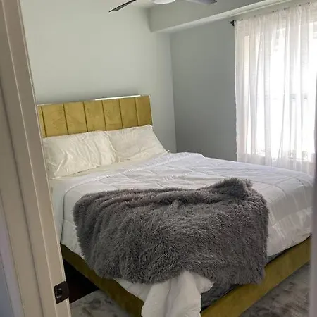 Spacious 3 Bedrooms 5 Mins From Lakeshore Drive