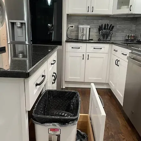 Spacious 3 Bedrooms 5 Mins From Lakeshore Drive Chicago