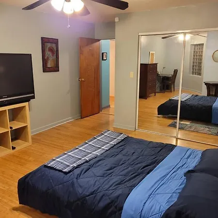 Great Getaway, 2 Bedrooms. Sleeps 4 To 6 Chicago