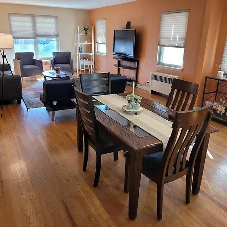 Great Getaway, 2 Bedrooms. Sleeps 4 To 6 Apartment