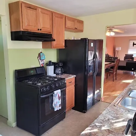 Great Getaway, 2 Bedrooms. Sleeps 4 To 6