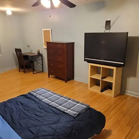 Great Getaway, 2 Bedrooms. Sleeps 4 To 6 * Chicago