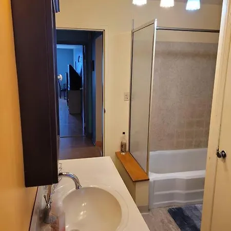 Great Getaway, 2 Bedrooms. Sleeps 4 To 6 Apartment
