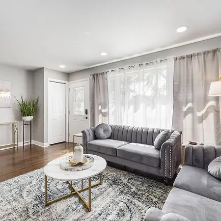 5 Min From Midway Int'l Airport! *