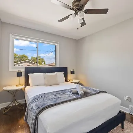 Holiday home 5 Min From Midway Int'l Airport! Chicago