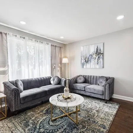 Holiday home 5 Min From Midway Int'l Airport!