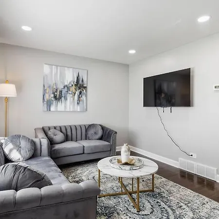 5 Min From Midway Int'l Airport!