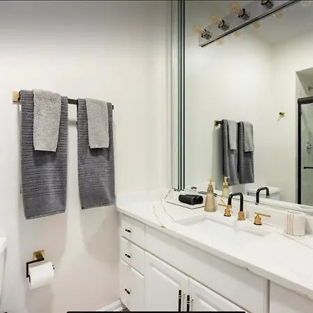 New! Spacious Art Deco Modern 5 Bd/3ba Apartment Chicago