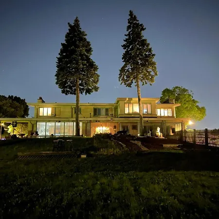 Pill Hill Mansion Hostel *