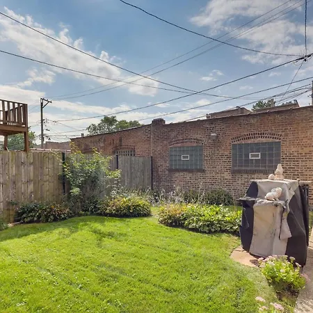 Chic Abode Steps From Magnificent Mile! Holiday home