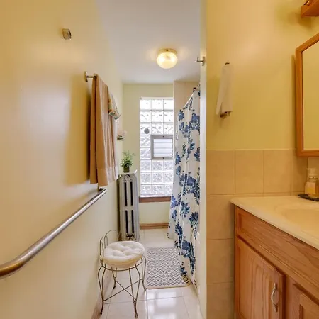 Holiday home Chic Abode Steps From Magnificent Mile!