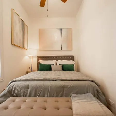 Getaway In The Heart Of Pilsen Apartment *