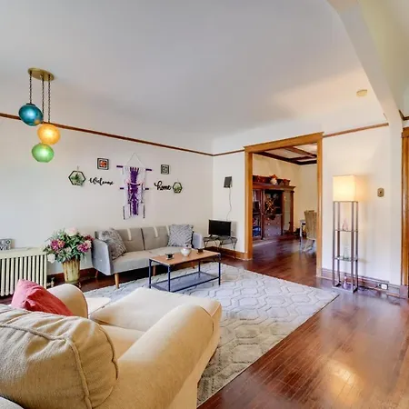 Chic Abode Steps From Magnificent Mile!