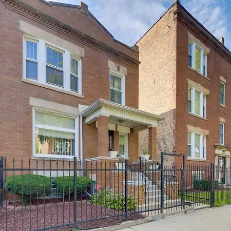 Chic Abode Steps From Magnificent Mile! *