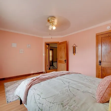 Chic Abode Steps From Magnificent Mile! Holiday home