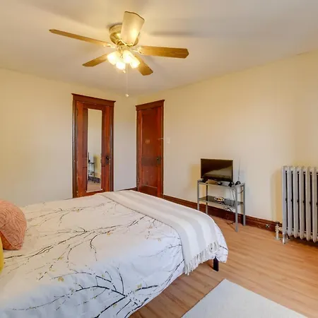 Chic Abode Steps From Magnificent Mile! Holiday home Chicago