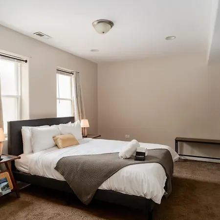 Apartment Logan Square Duplex 3br S2