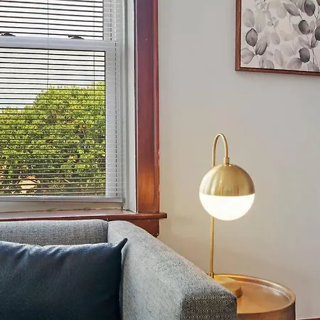 Prime In A 1br - Cullom F2 *