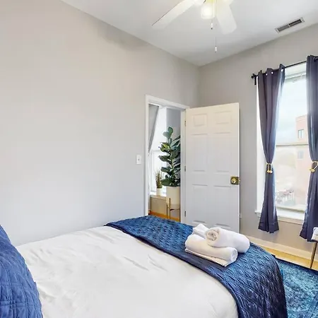 Holiday home Chic L Near Downtown & Il Medical District *