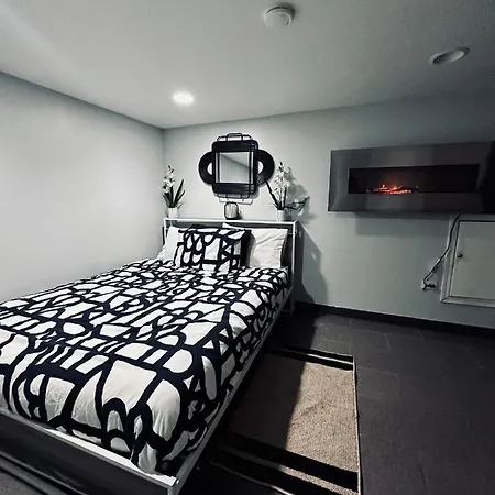 Apartment - Pilsen - Unit B *