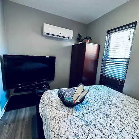 Apartment Tiny House - Pilsen Neighborhood
