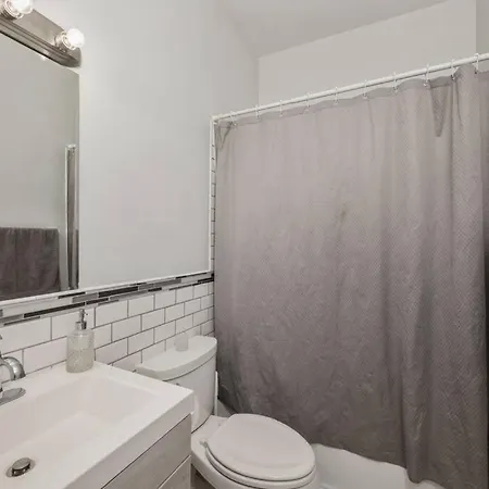 2-bed 2-bath - Close To Uc W/ Free Parking Apartment Chicago