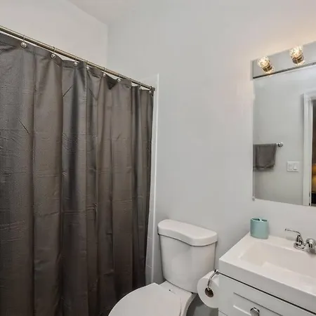 2-bed 2-bath - Close To Uc W/ Free Parking Apartment *