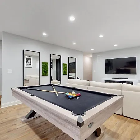 Modern Elegance: 4br Duplex W/ Free Garage Parking Chicago