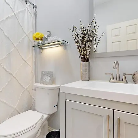 Modern Elegance: 4br Duplex W/ Free Garage Parking Apartment