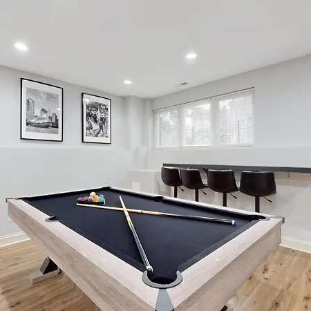 Modern Elegance: 4br Duplex W/ Free Garage Parking *