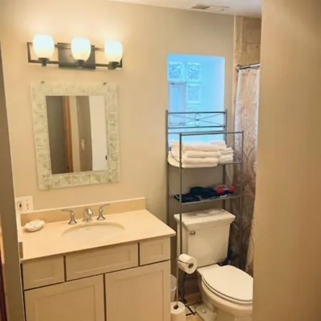 3bd/2ba In Historic Hyde Park Neighborhood W/ Parking Near Of Chicago