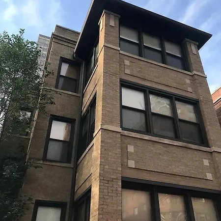 Apartment Wrigleyville Away From Home! 5 Mins From Downtown! Steps From Lake!! Cozy! *