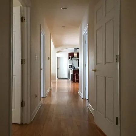 Wrigleyville Away From Home! 5 Mins From Downtown! Steps From Lake!! Cozy! Apartment Chicago