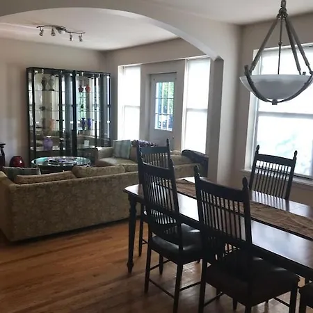 Apartment Wrigleyville Away From Home! 5 Mins From Downtown! Steps From Lake!! Cozy! *