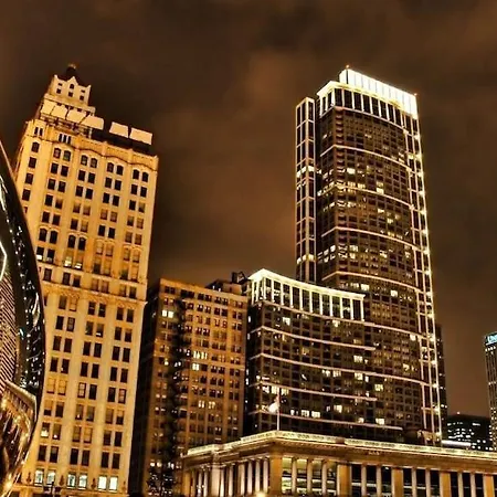 Wrigleyville Away From Home! 5 Mins From Downtown! Steps From Lake!! Cozy! Apartment Chicago