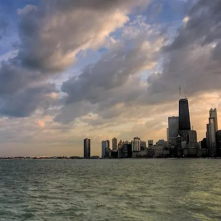 Apartment Wrigleyville Away From Home! 5 Mins From Downtown! Steps From Lake!! Cozy! Chicago
