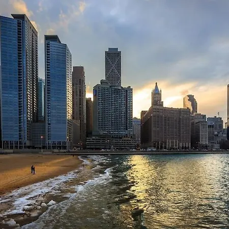 Wrigleyville Away From Home! 5 Mins From Downtown! Steps From Lake!! Cozy! Chicago