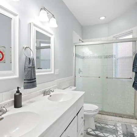 Game Day Getaway - 3br In Vibrant Wrigleyville Apartment *