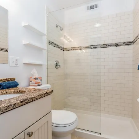 Apartment Belmont & Racine - Walk To Wrigley & Southport Corridor & Belmont L Train Station! *