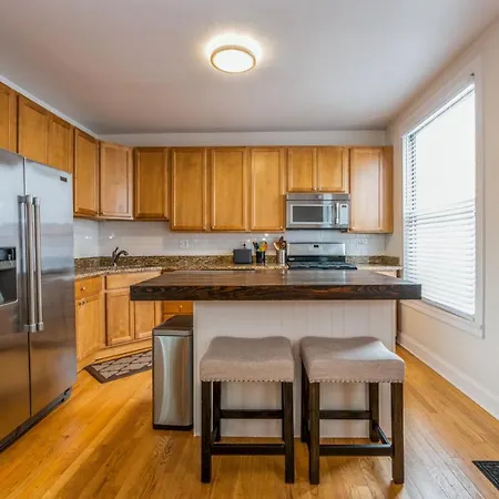 Belmont & Racine - Walk To Wrigley & Southport Corridor & Belmont L Train Station! Apartment *