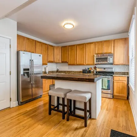 Belmont & Racine - Walk To Wrigley & Southport Corridor & Belmont L Train Station! Apartment