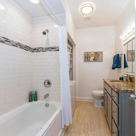 Belmont & Racine - Walk To Wrigley & Southport Corridor & Belmont L Train Station! Chicago