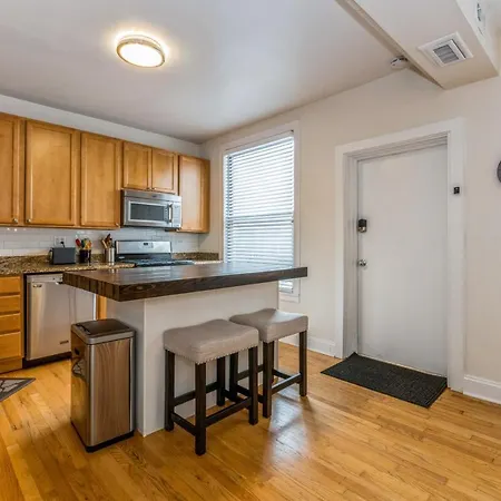 Belmont & Racine - Walk To Wrigley & Southport Corridor & Belmont L Train Station! Apartment